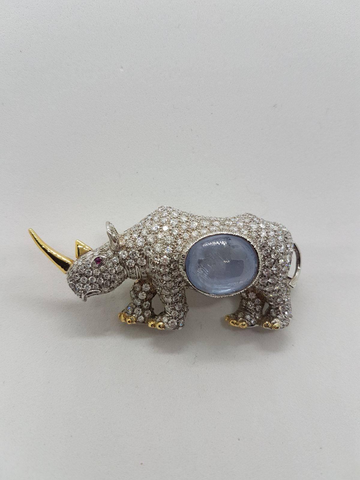 Women's or Men's Rhinoceros Broach in White and Yellow Gold with Diamonds and a Sapphire Cabochon For Sale