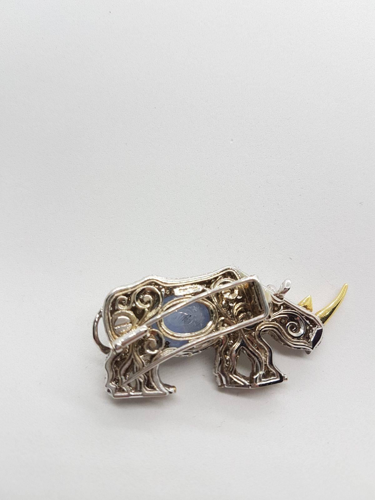 Rhinoceros Broach in White and Yellow Gold with Diamonds and a Sapphire Cabochon For Sale 1