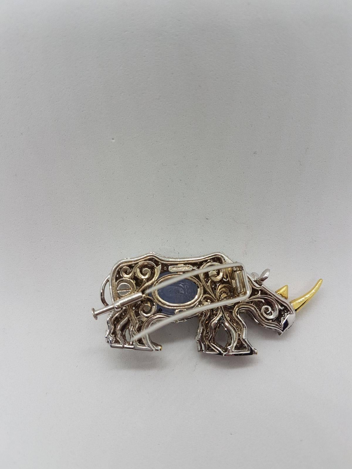 Rhinoceros Broach in White and Yellow Gold with Diamonds and a Sapphire Cabochon For Sale 2