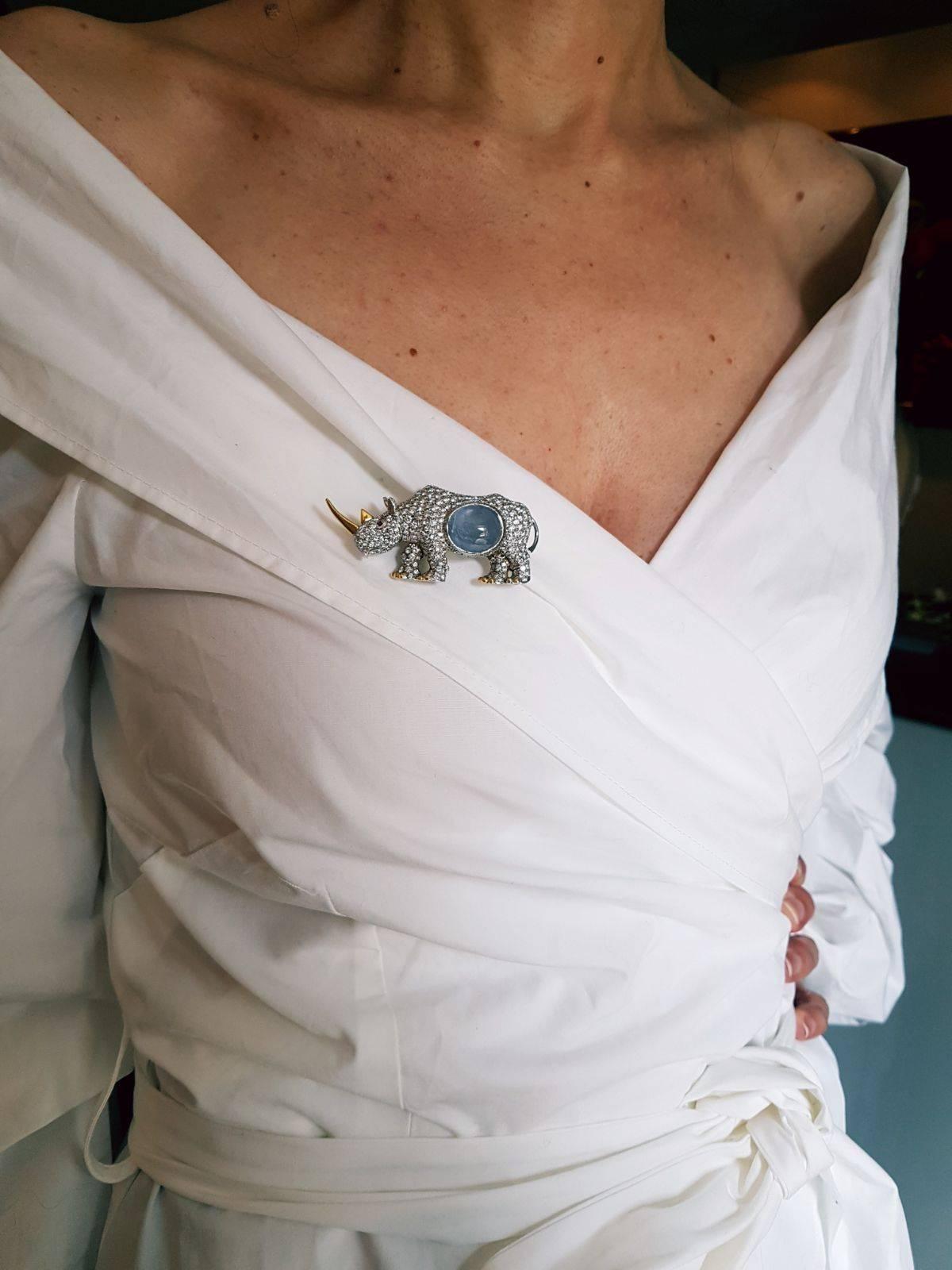 Rhinoceros Broach in White and Yellow Gold with Diamonds and a Sapphire Cabochon For Sale 3