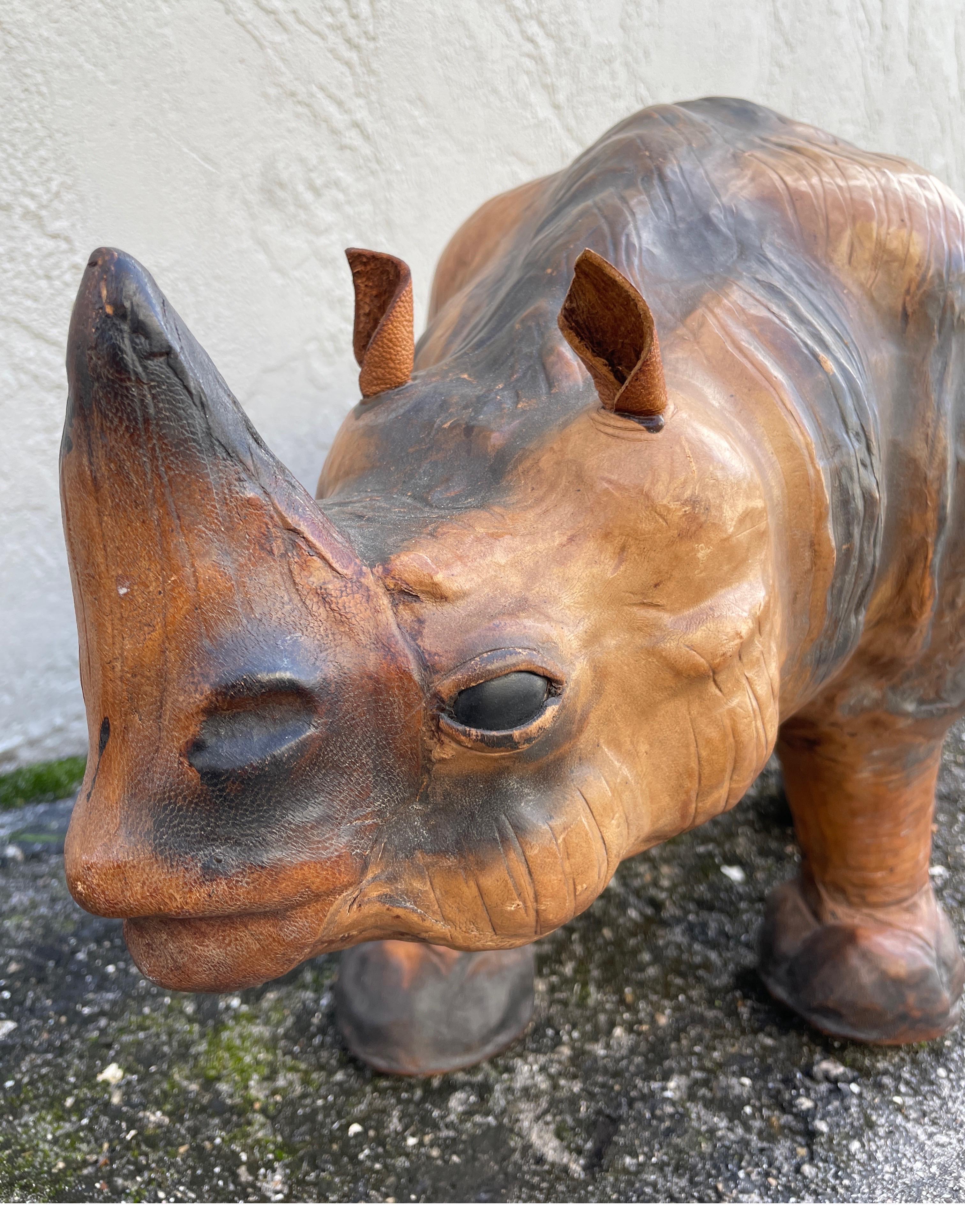 Rhinoceros-Fußhocker aus Leder im Angebot 7