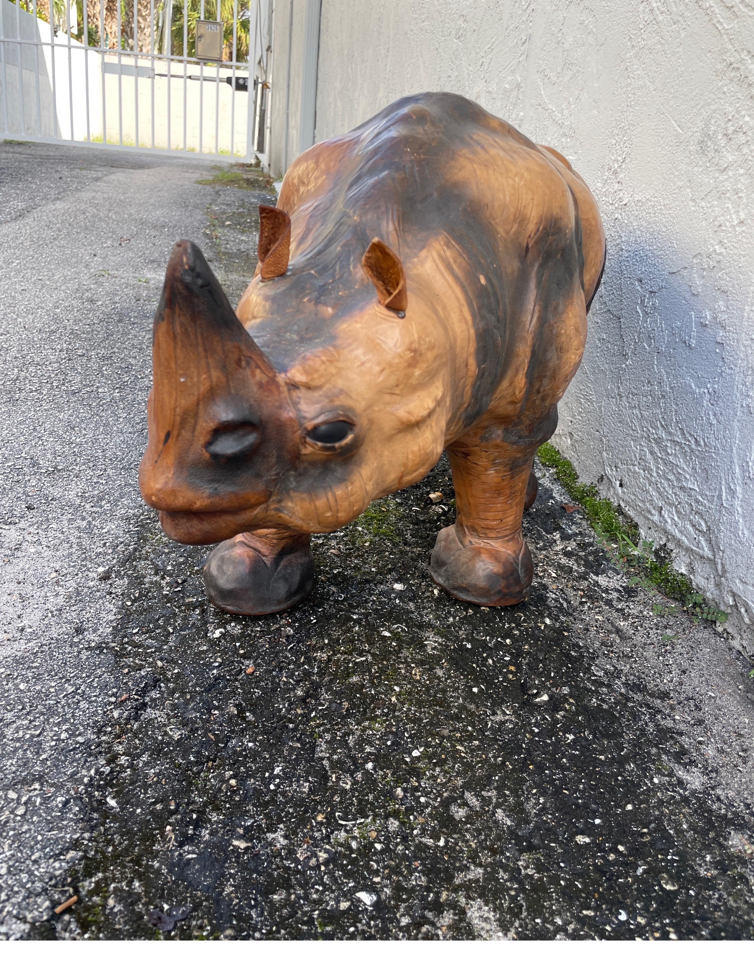 Rhinoceros-Fußhocker aus Leder im Angebot 1