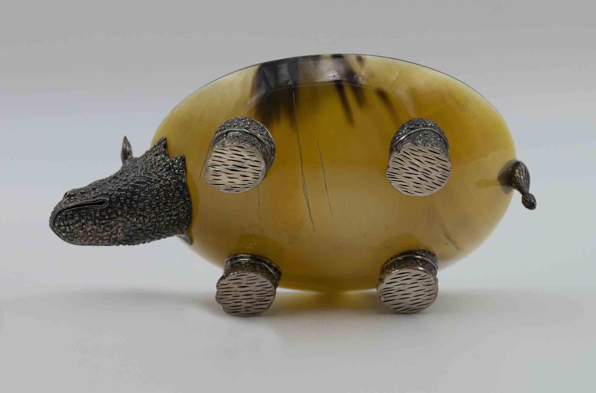 Le vide-poche Rhinocéros est un objet décoratif original réalisé dans les années 1970.

Objet décoratif en argent et en verre.