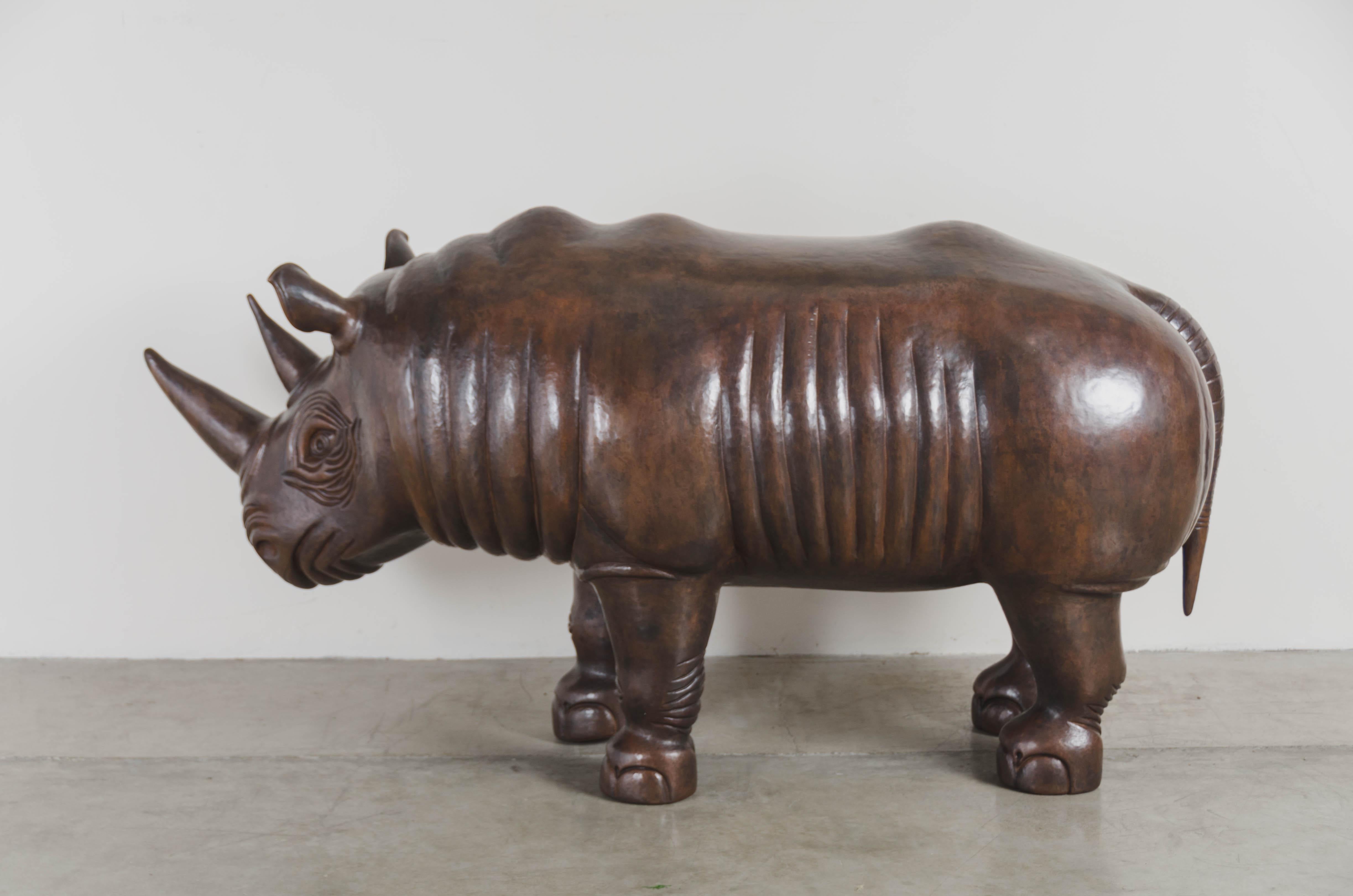 Repoussé Sculpture Rhinoceros, cuivre antique de Robert Kuo, unique en son genre en vente