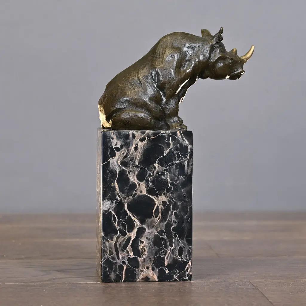 Organico moderno Statuetta di rinoceronte in bronzo antico su base di marmo, stile Barye in vendita