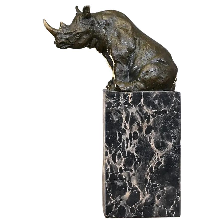 Statuetta di rinoceronte in bronzo antico su base di marmo, stile Barye