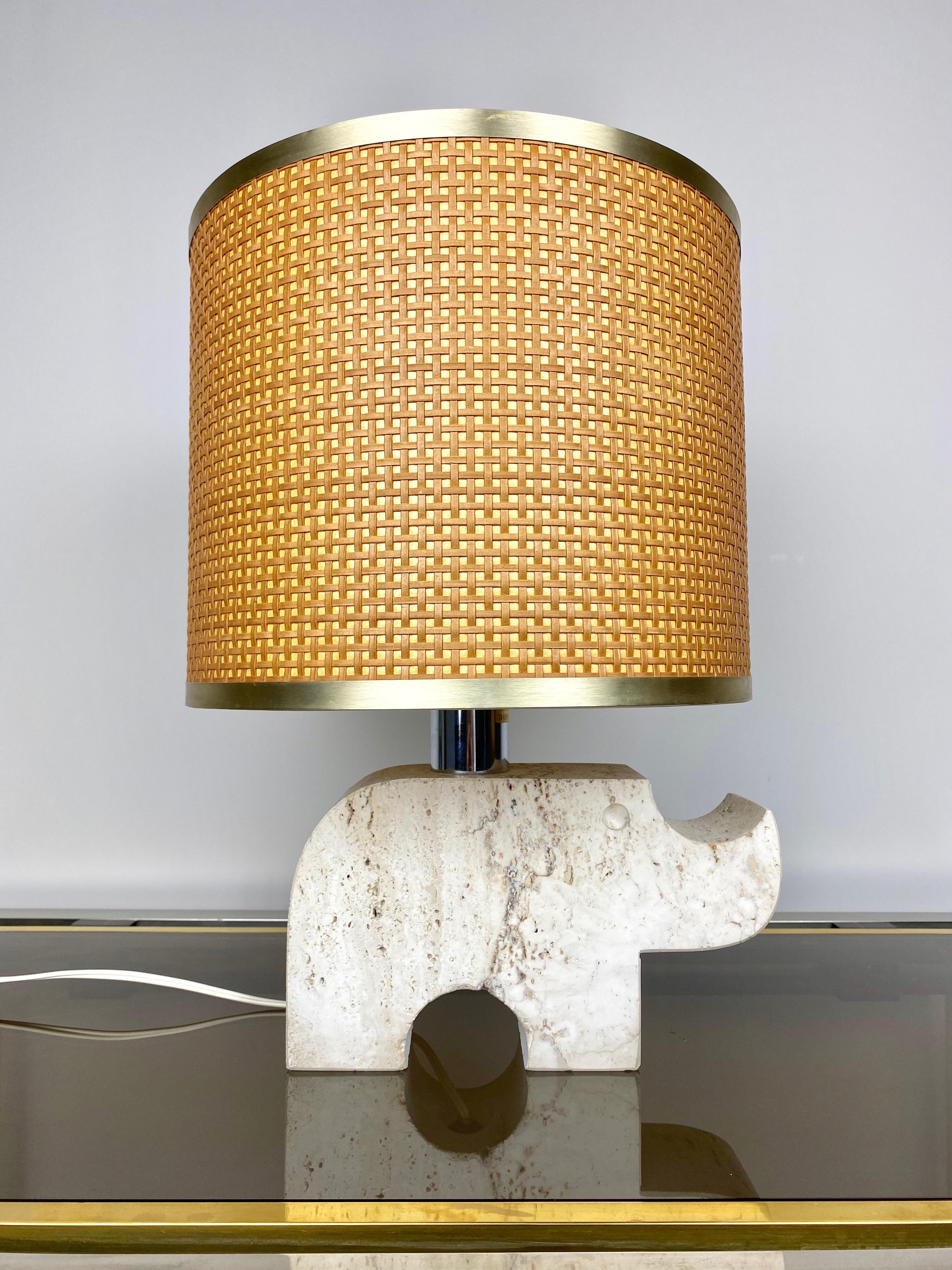 Table lamp in travertine marble of Rapolano with the base in the shape of a rhino by the Italian Fratelli Mannelli (original label still attached), 1970s. 

Dimensions without lampshade: 24 H x 26 W x 8 D (cm)

Dimensions with lampshade: 45 H x
