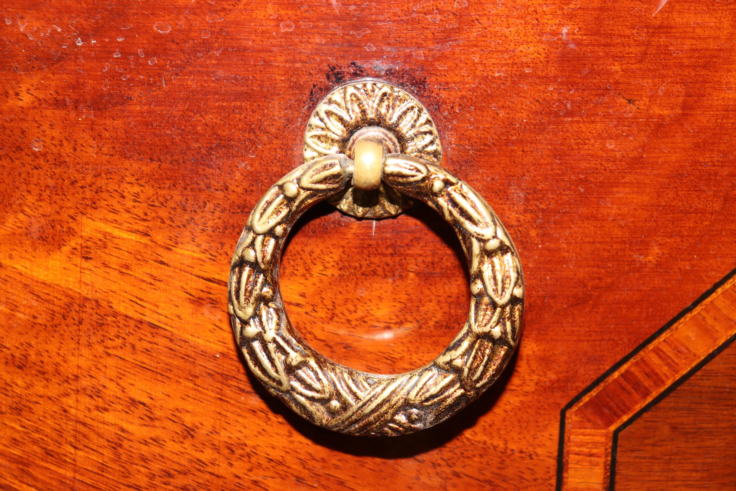 Rho Mobili Italienische Demilune-Kommode im Louis-XVI.-Stil mit Intarsien aus Bronze, Rho Mobili im Angebot 5