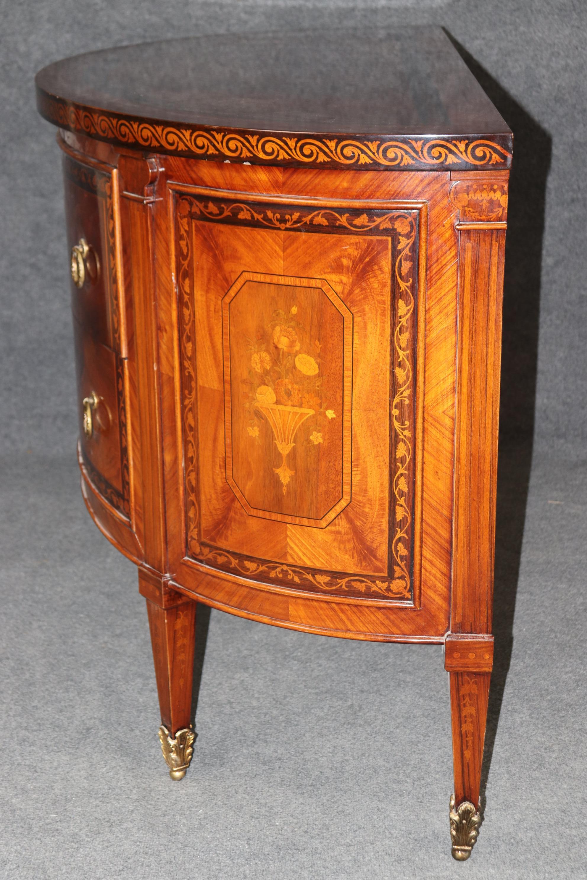 Rho Mobili Italienische Demilune-Kommode im Louis-XVI.-Stil mit Intarsien aus Bronze, Rho Mobili im Zustand „Gut“ im Angebot in Swedesboro, NJ