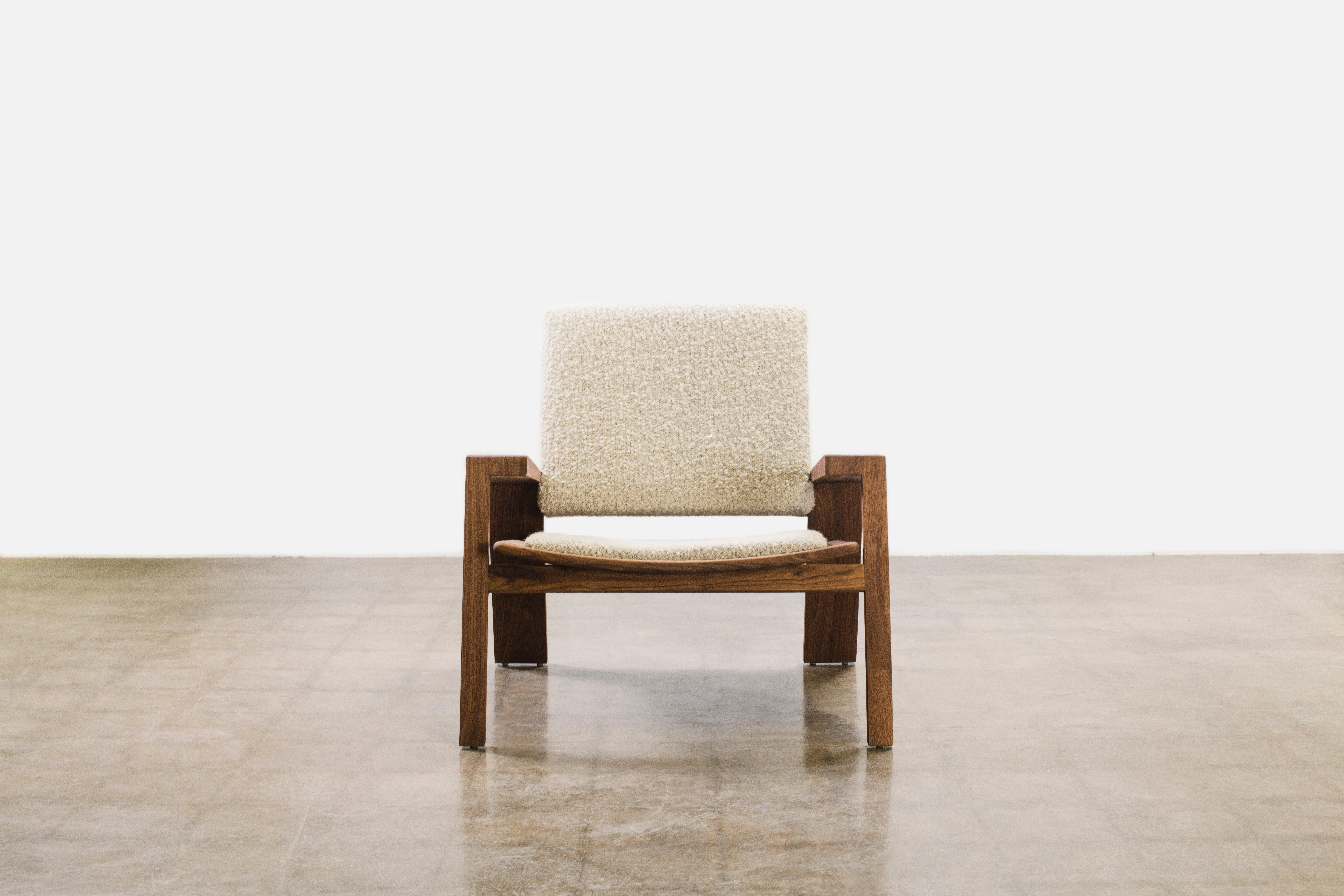 Der Rhoco Chair ist Teil der neuen Shapes From Home Collection von Levi Christiansen. Es ist eine Neuinterpretation traditioneller Holzbearbeitungstechniken und kombiniert auf elegante Weise kühne Formen und markante geometrische Linien mit