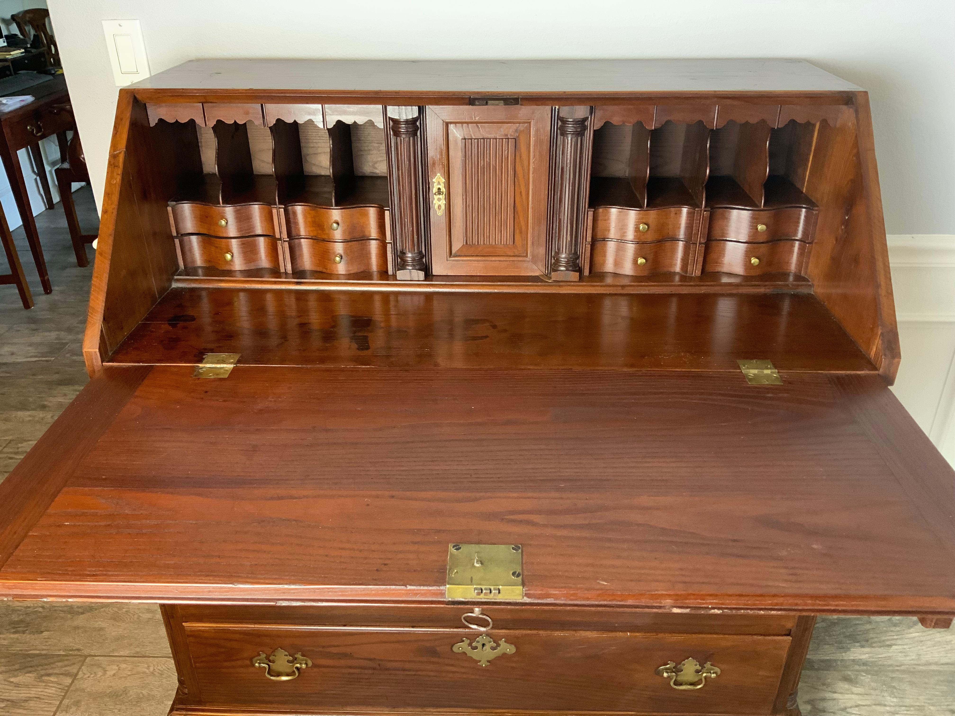 Una bella scrivania in castagno americano della fine del XVIII secolo, probabilmente originaria di Rhode Island 1770-80.  Realizzato in castagno massiccio con legni secondari di pioppo e pino. L'interno è ben arredato con diversi cassetti e