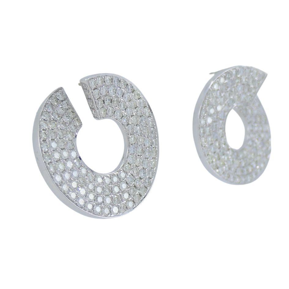 Taglio brillante Orecchini circolari con diamanti in oro bianco rodiato 14K in vendita