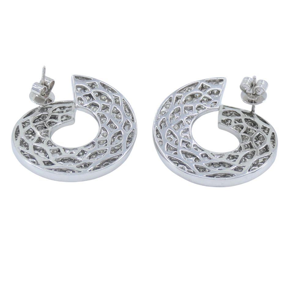 Orecchini circolari con diamanti in oro bianco rodiato 14K in vendita 3