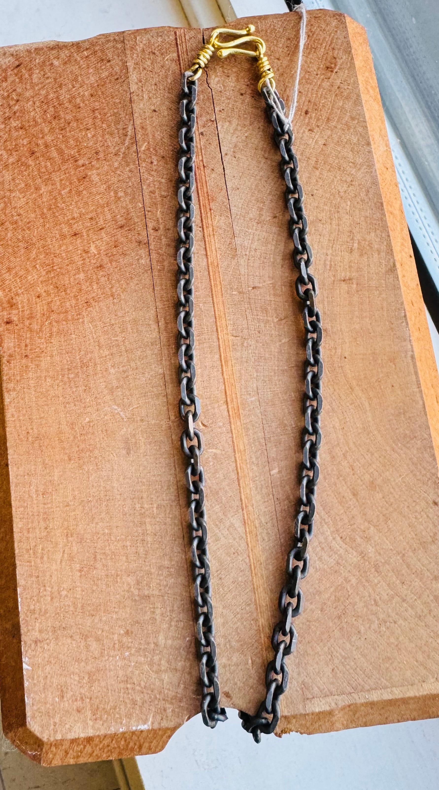 Catena rodiata in argento sterling con terminali e gancio in oro 20 carati In condizioni Nuovo in vendita a New York, NY