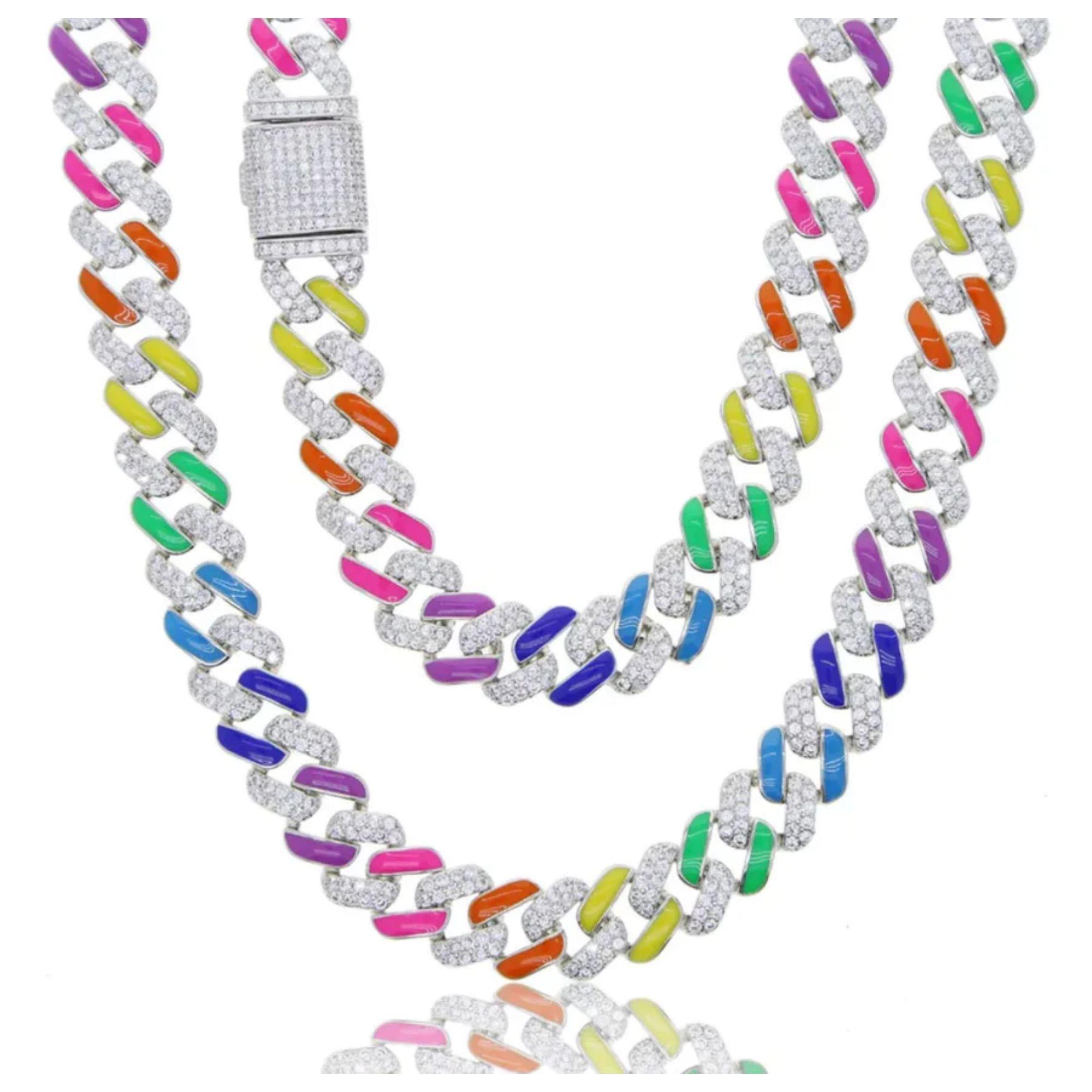 Collana cubana arcobaleno con ogni maglia smaltata con i colori dell'arcobaleno. Ogni altro anello è poi incastonato con cristalli pave e rifinito con una placcatura in rodio. La chiusura a scatola è impreziosita da cristalli. Un perfetto pop per il