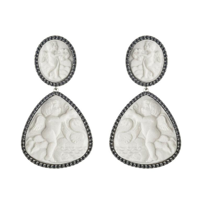 Ohrringe aus rhodiniertem Sterlingsilber mit Putten und Gänseblümchen aus der römischen Zeit in Weiß im Angebot