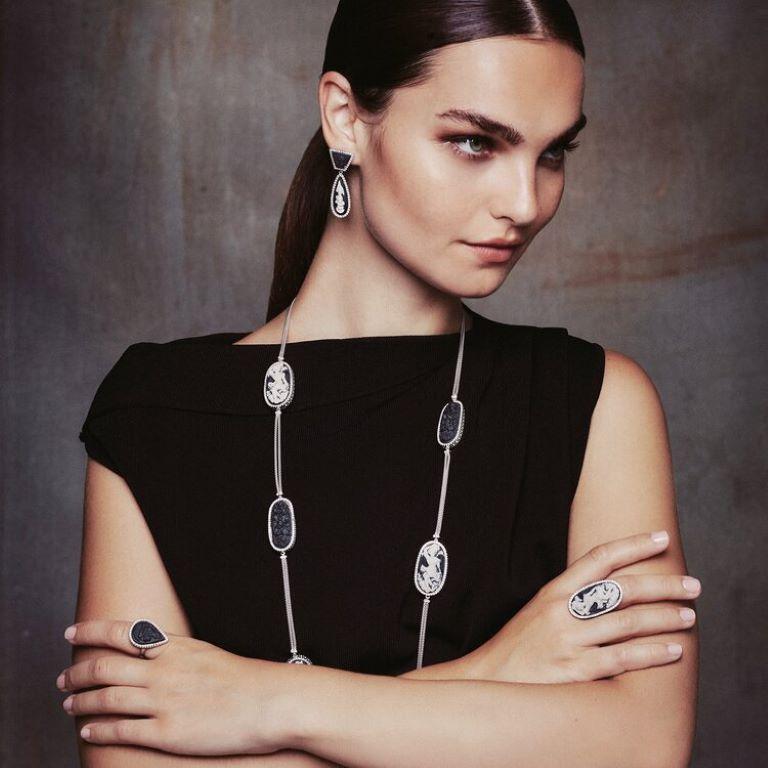 Rhodium plated sterling silver and fine porcelain (openwork)
Handmade in Italy

The beauty of the antique is imbued with a contemporary form for a timeless jewel in this collection. Each piece is unmistakably original, striking, and recognizable for