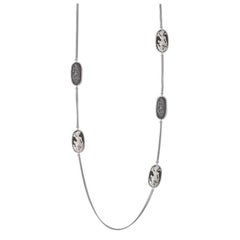 Collier de trompettes en argent sterling plaqué rhodium représentant des Cupidons jouant au trompette, noir