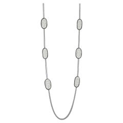 Collier de trompettes de Cupidon jouant en argent sterling plaqué rhodium blanc