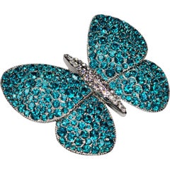 Broche Mariposa de Cristal Azul Tono Rodio con Cuerpo de Pedrería Transparente, Años 90