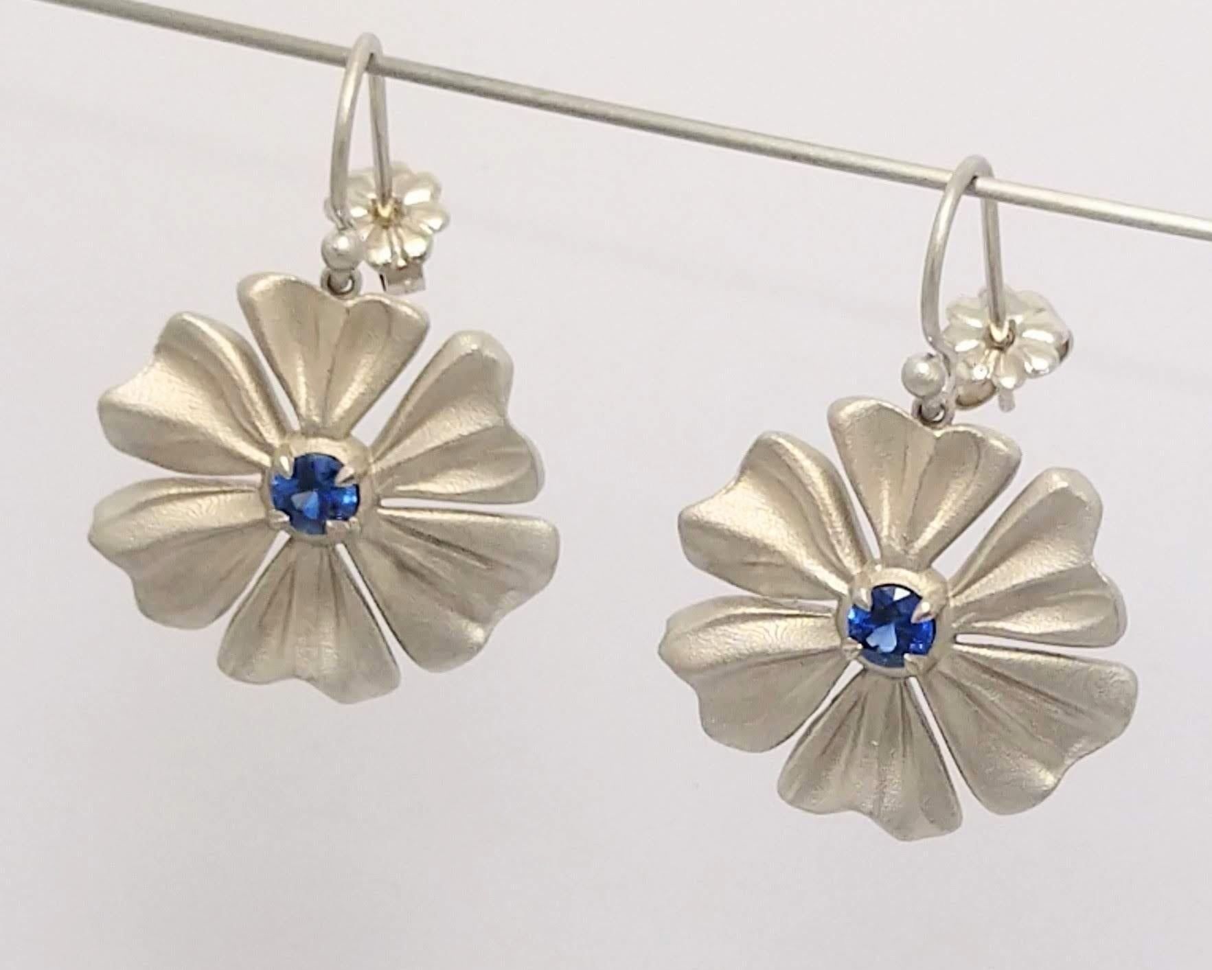 Rhodium Weiß  6 Blütenblätter Blauer Stern  Blume mit blauen Saphiren, Tiffany-Designer, Thomas Kurilla entwarf eine stilisierte Blume von seinem eigenen. Blumen sind eine große Inspiration, und ich fotografiere schon seit 25 Jahren Blumen. Sie sind