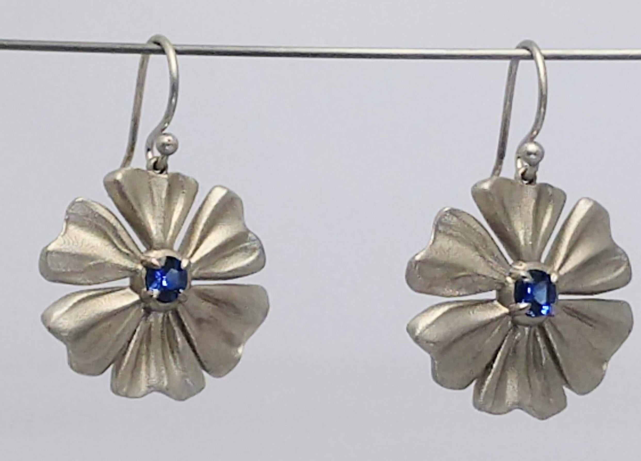 Contemporain Rhodium blanc sterling et sterling  Flower étoile à 6 pétales avec saphirs bleus en vente