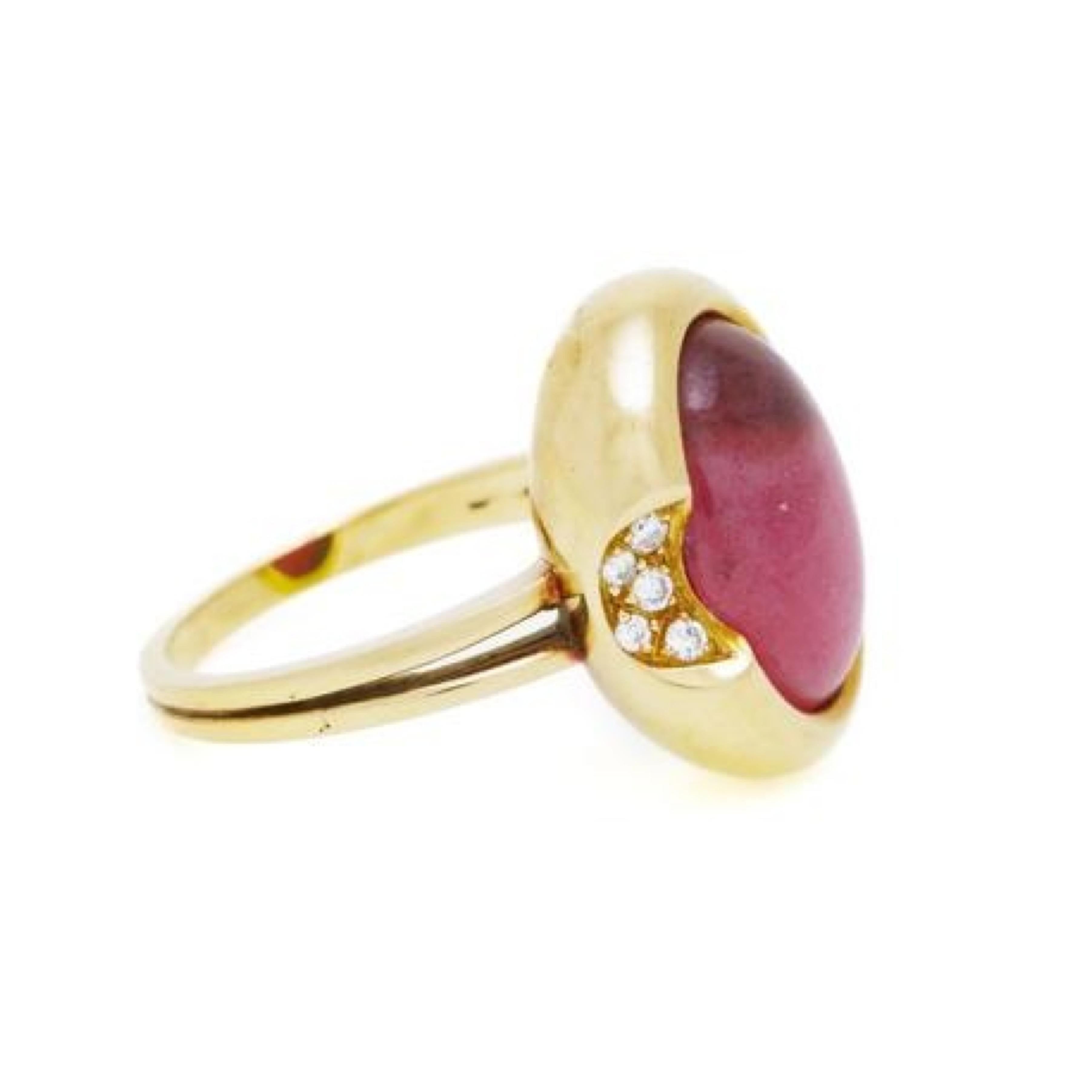 Ring aus Gelbgold, besetzt mit einem Cabochon aus Rhodochrosit und 10 Diamanten im Brillantschliff.

Geschätztes Gewicht des Rhodochrosits: 5 Karat

Abmessungen: 14,74 x 17,84 x 8 mm (0,580 x 0,702 x 0,315 Zoll)

Geschätztes Gesamtgewicht der