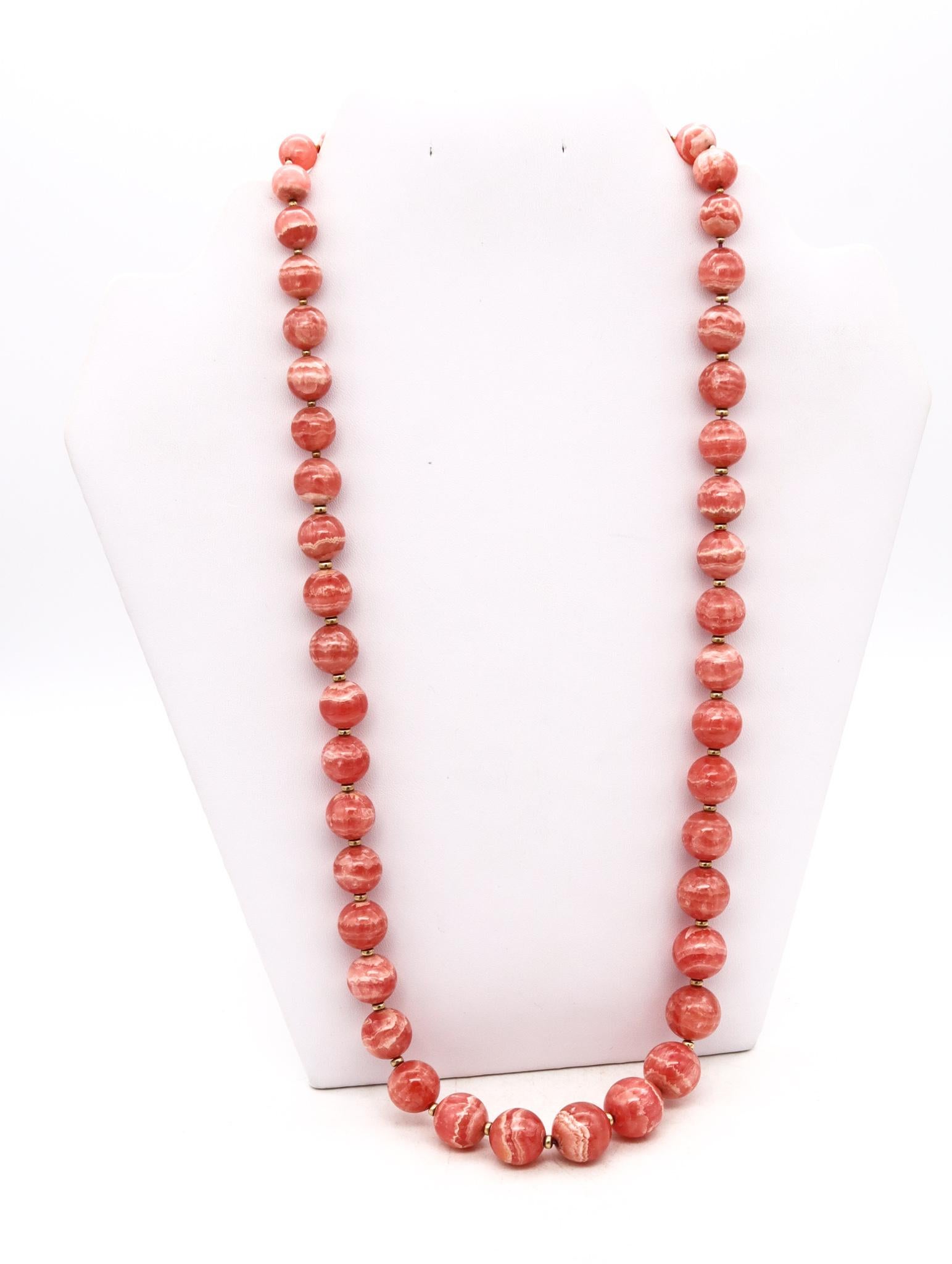 Rhodochrosite Graduated Necklace in 18Kt Gold with 645.25 Cts Superb Gemstones In Excellent Condition For Sale In Miami, FL