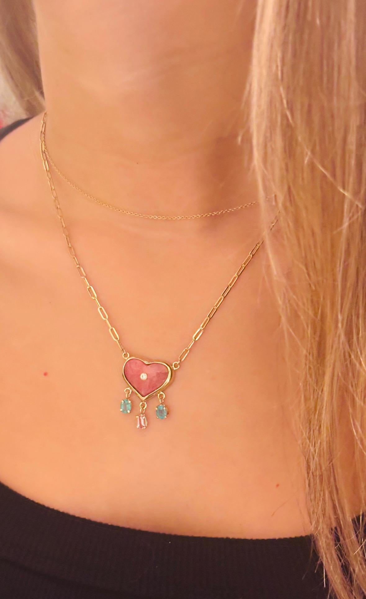 Collana con cuore di rodocrosite, diamanti, smeraldi, spinello rosa e oro 14k in vendita 5