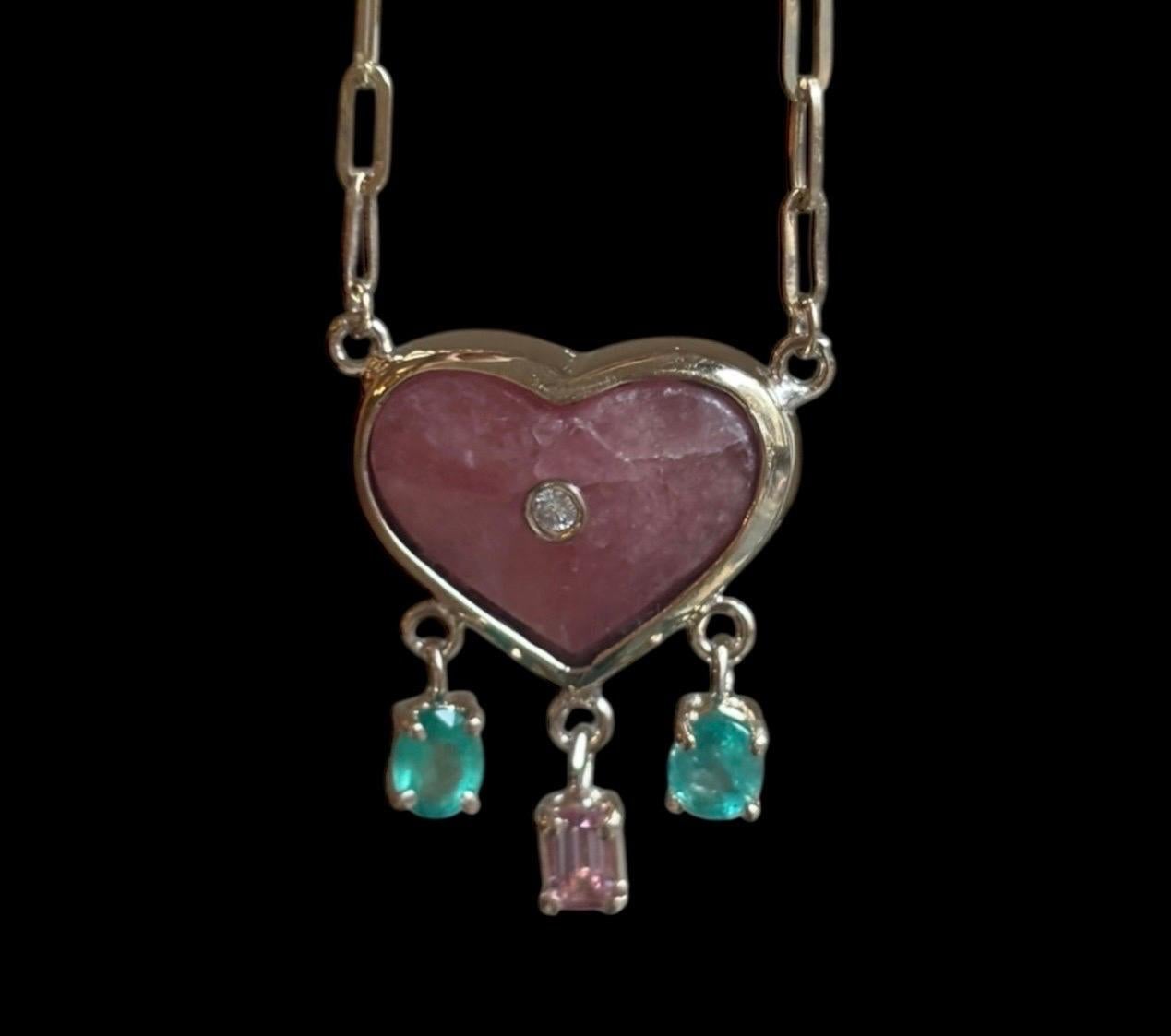 Collana con cuore in rodocrosite

Rodocrosite, diamante, smeraldi, spinello rosa e oro 14k

Cuore intagliato di rodocrosite (19 mm di diametro) con diamante centrale in oro da 2 mm, due smeraldi ovali pendenti e uno splendido spinello rosa baby