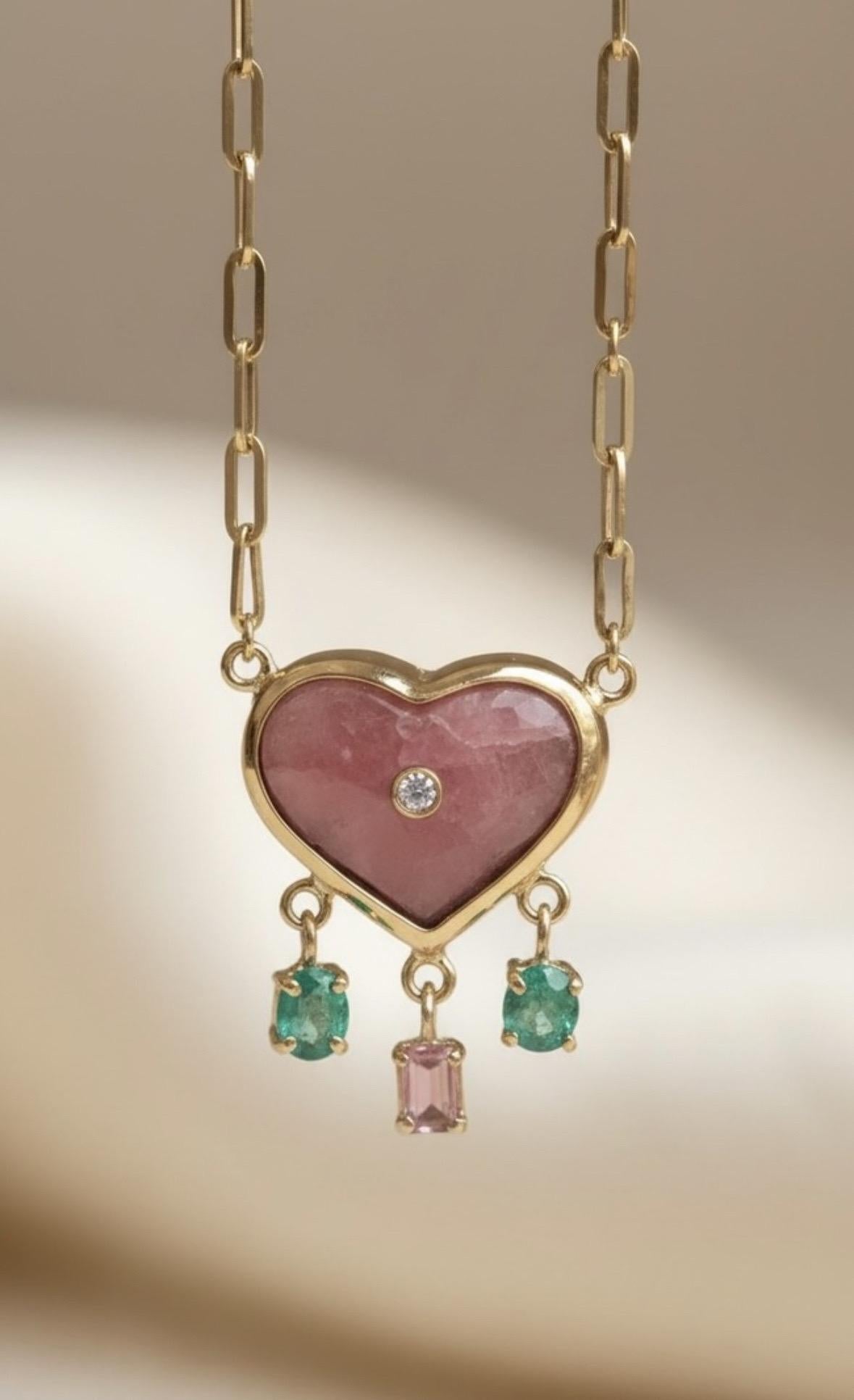 Collana con cuore di rodocrosite, diamanti, smeraldi, spinello rosa e oro 14k In condizioni Nuovo in vendita a New York, NY