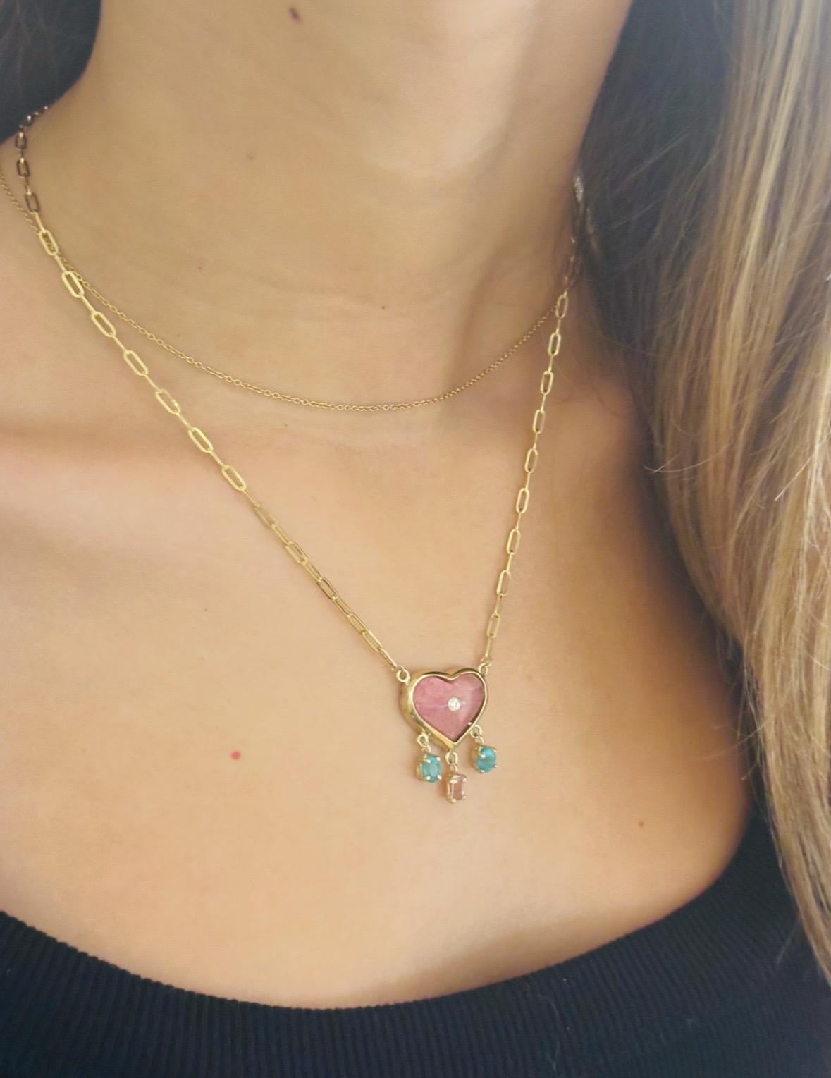 Collana con cuore di rodocrosite, diamanti, smeraldi, spinello rosa e oro 14k in vendita 1