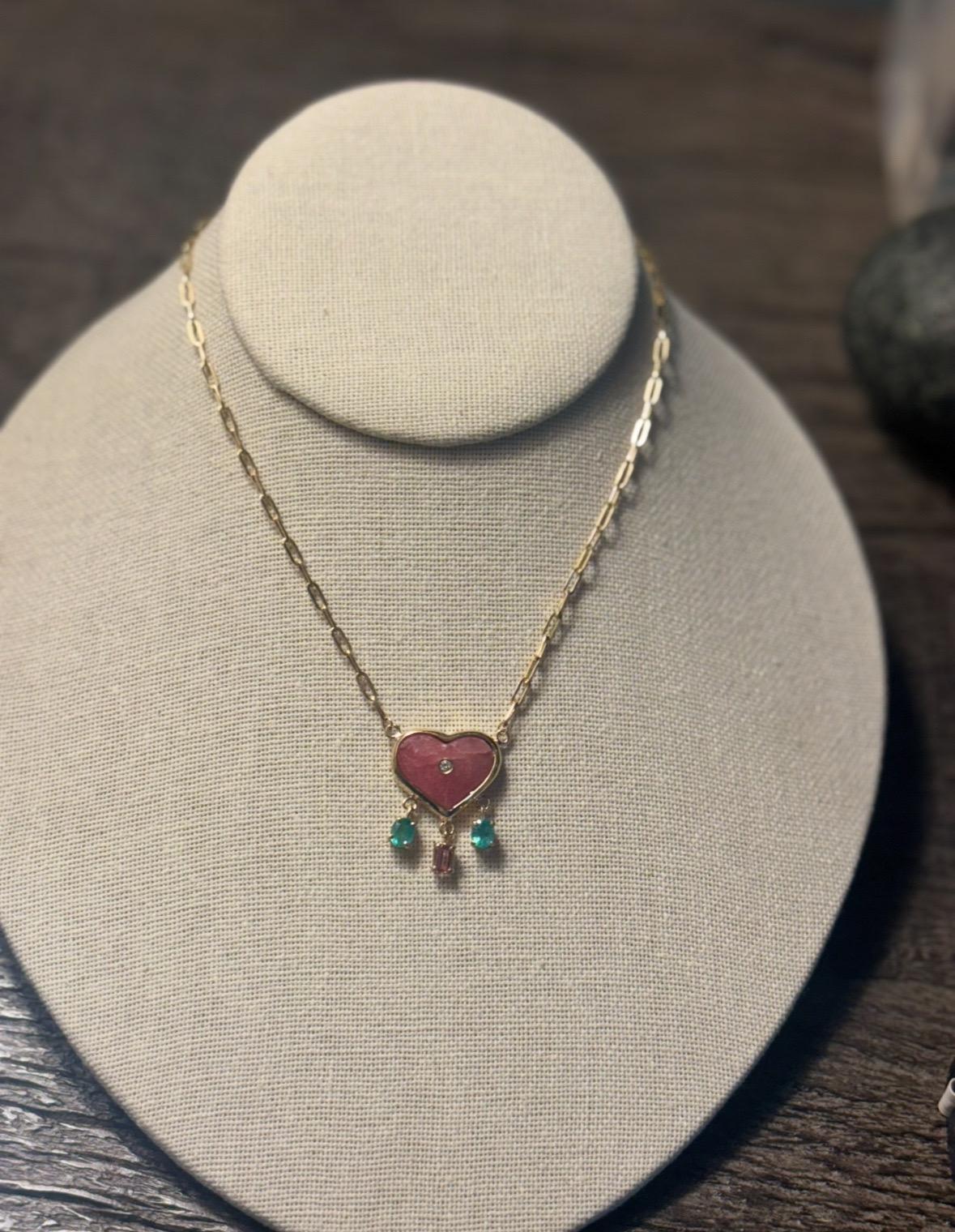 Collana con cuore di rodocrosite, diamanti, smeraldi, spinello rosa e oro 14k in vendita 2