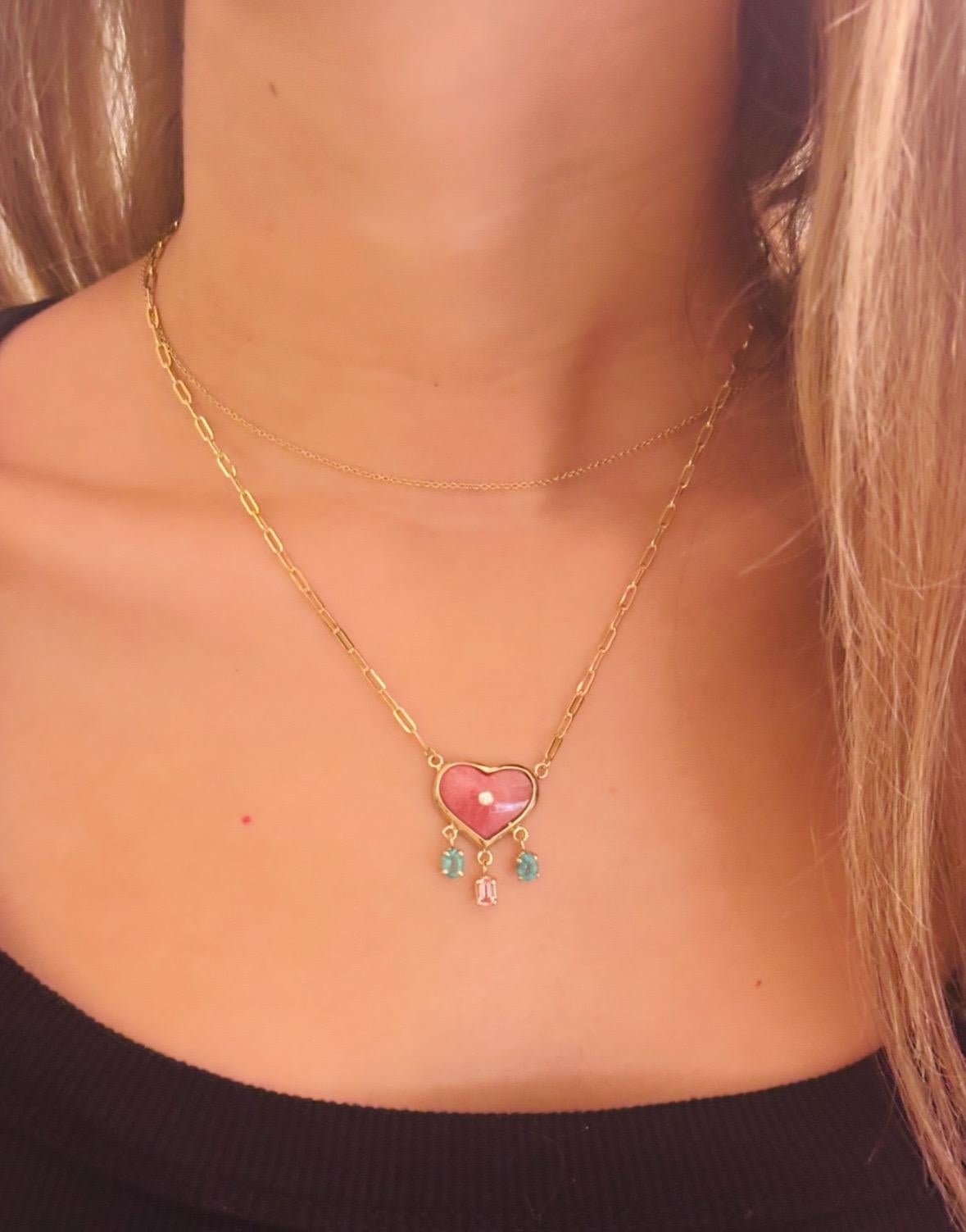 Collana con cuore di rodocrosite, diamanti, smeraldi, spinello rosa e oro 14k in vendita 3