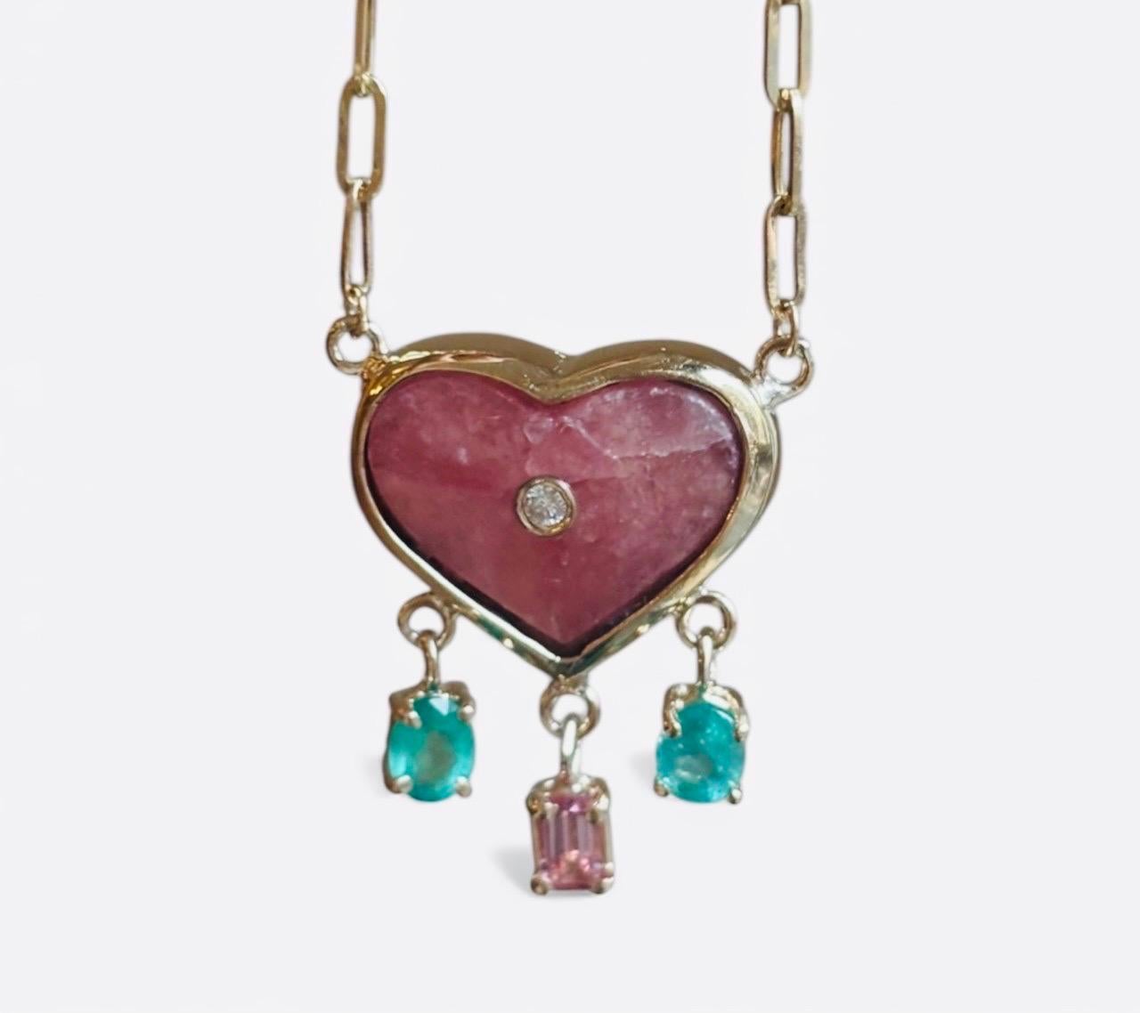 Collana con cuore di rodocrosite, diamanti, smeraldi, spinello rosa e oro 14k in vendita 4