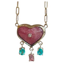 Collana con cuore di rodocrosite, diamanti, smeraldi, spinello rosa e oro 14k