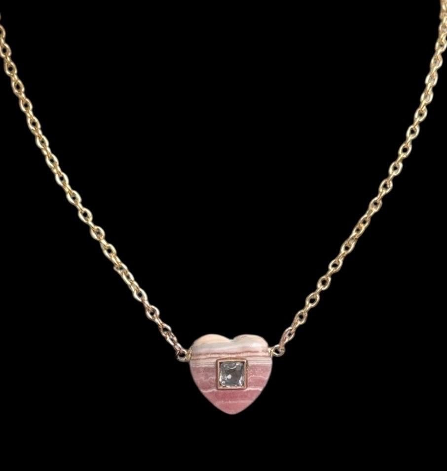 Collier coeur en rhodochrosite avec spinelle sur chaîne à maillons ovale en or 14k Neuf - En vente à New York, NY