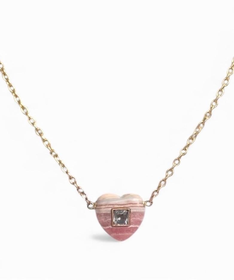 Collier coeur en rhodochrosite avec spinelle sur chaîne à maillons ovale en or 14k Unisexe en vente