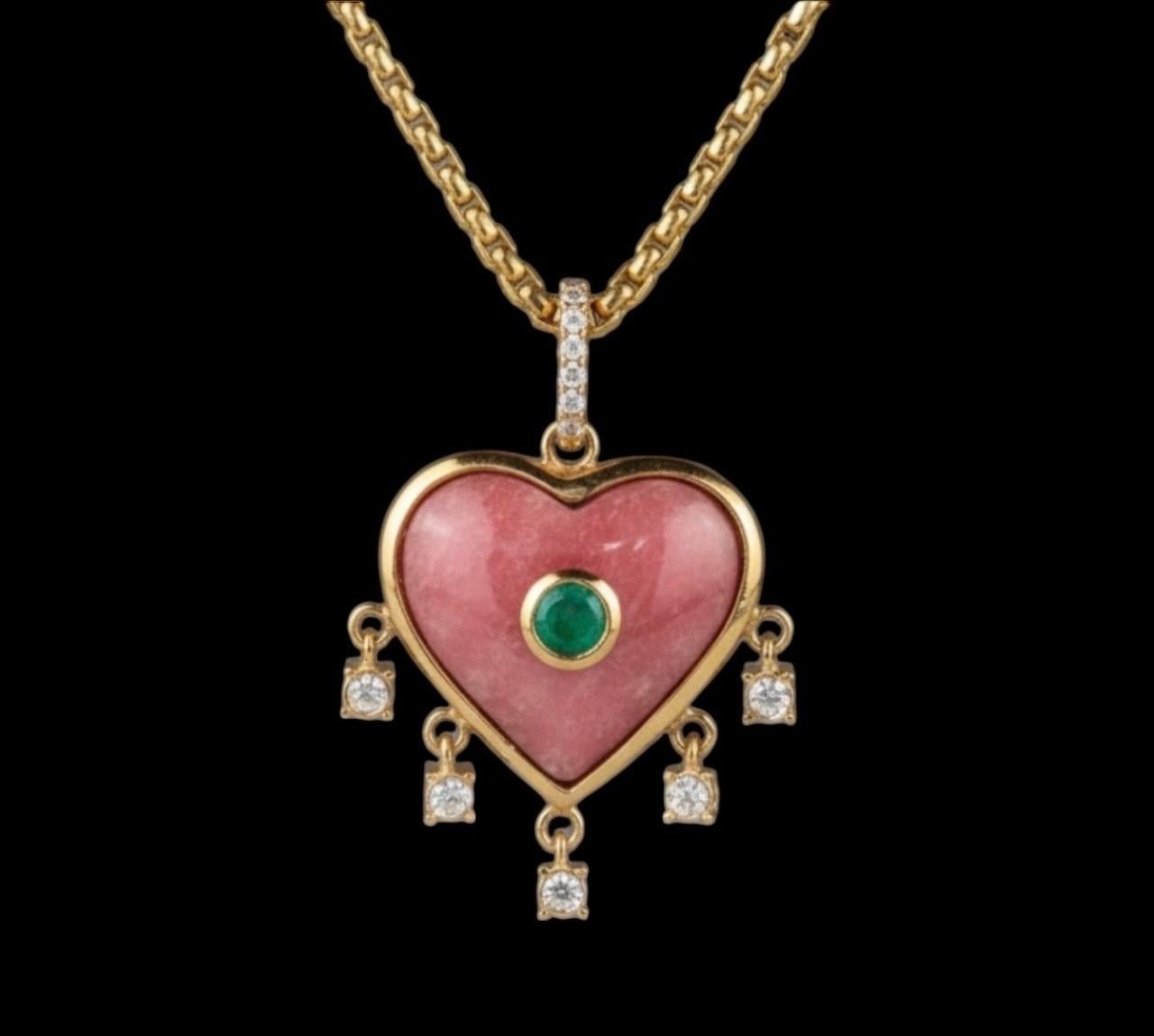 Rhodochrosit Herz-Anhänger mit Smaragd und Diamanten 

Rhodochrosit, Smaragd, Diamanten & 14k Gold

Geschnitztes Rhodochrosit-Herz (22 mm Durchmesser) mit einem runden Smaragd in der Mitte und fünf baumelnden runden Diamanten mit einer diamantenen