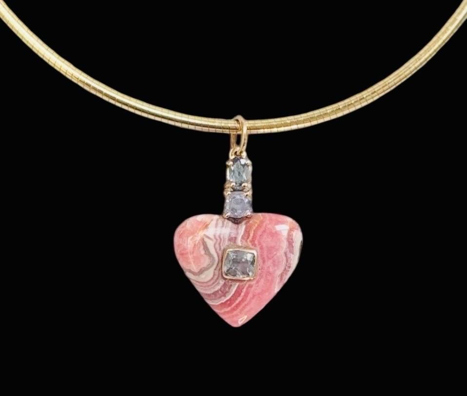 Taglio misto Ciondolo a cuore in rodocrosite con spinello e oro 14k in vendita