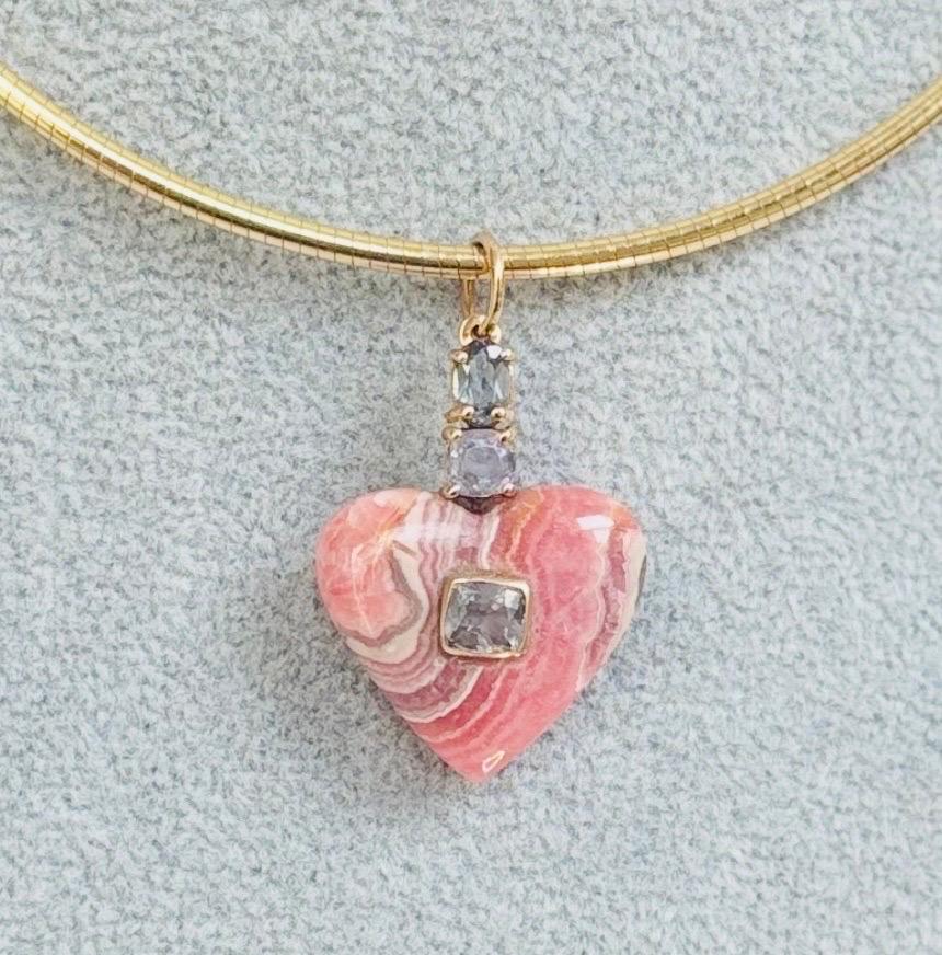 Ciondolo a cuore in rodocrosite con spinello e oro 14k In condizioni Nuovo in vendita a New York, NY