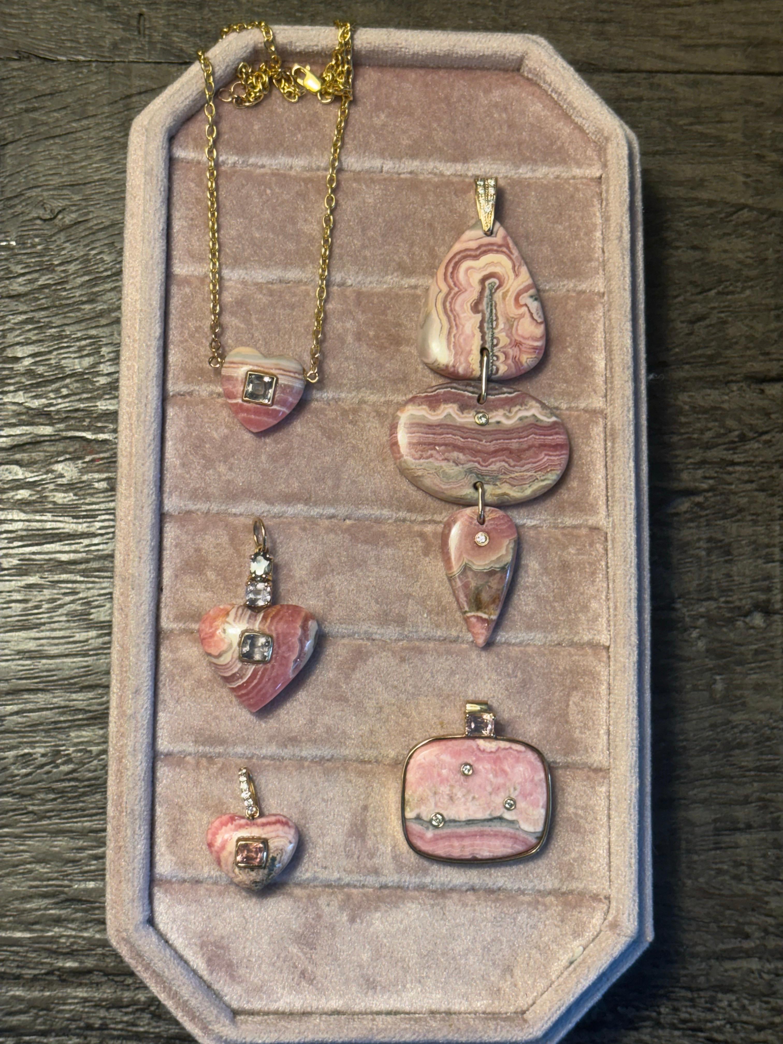 da uomo o donna Ciondolo a cuore in rodocrosite con spinello e oro 14k in vendita