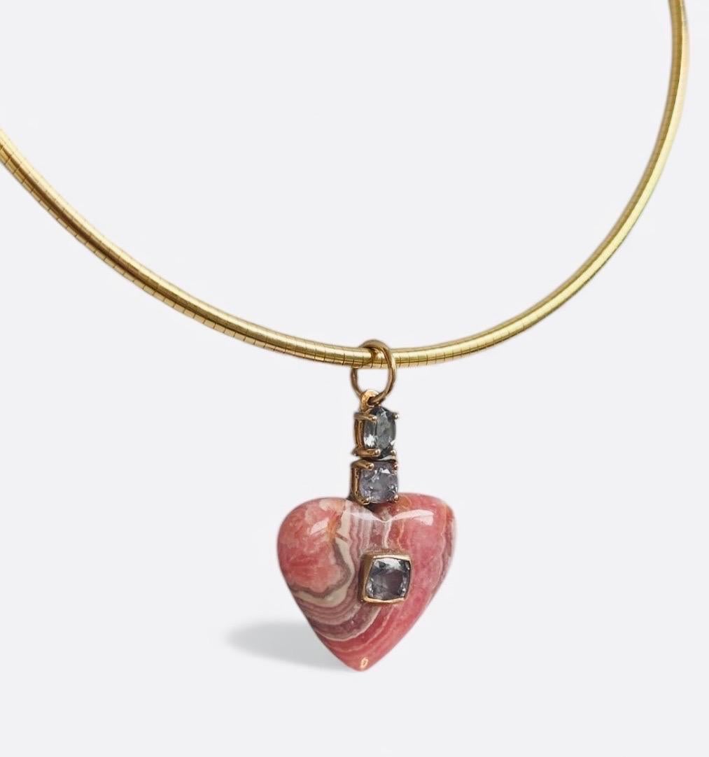 Ciondolo a cuore in rodocrosite con spinello e oro 14k in vendita 1