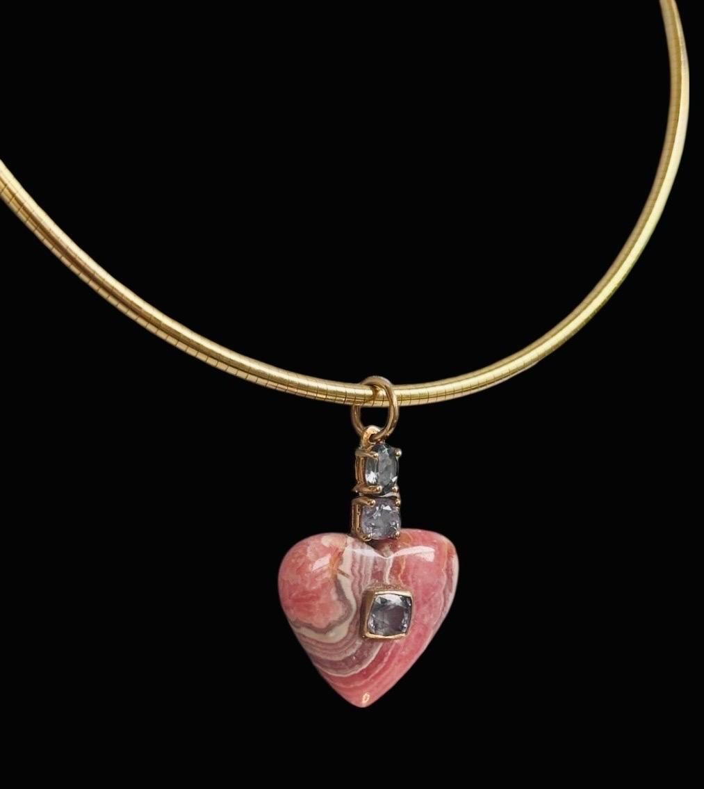 Ciondolo a cuore in rodocrosite con spinello e oro 14k in vendita 4
