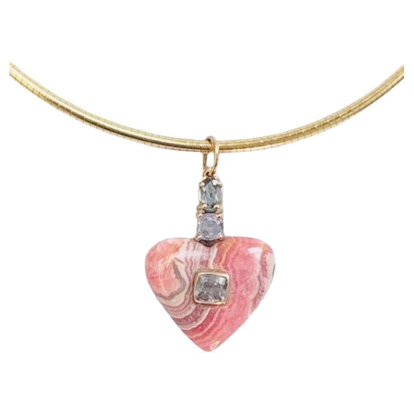 Ciondolo a cuore in rodocrosite con spinello e oro 14k
