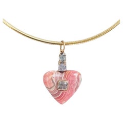Ciondolo a cuore in rodocrosite con spinello e oro 14k
