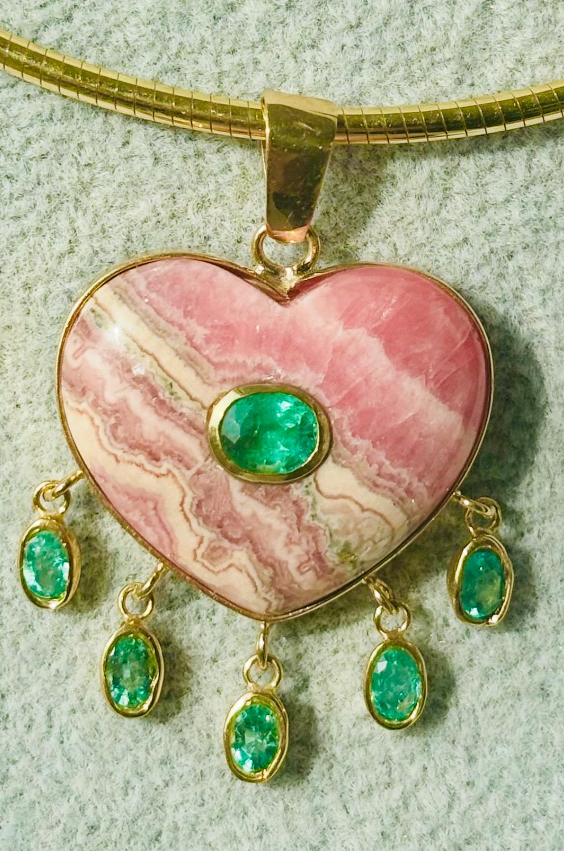 Pendentif grand coeur en rhodochrosite avec émeraude centrale et émeraudes en pampille en vente 6