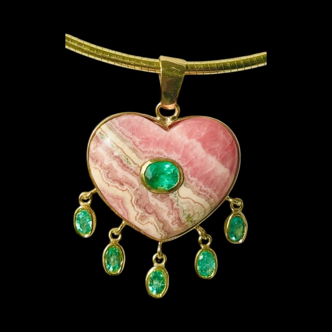 Taille mixte Pendentif grand coeur en rhodochrosite avec émeraude centrale et émeraudes en pampille en vente