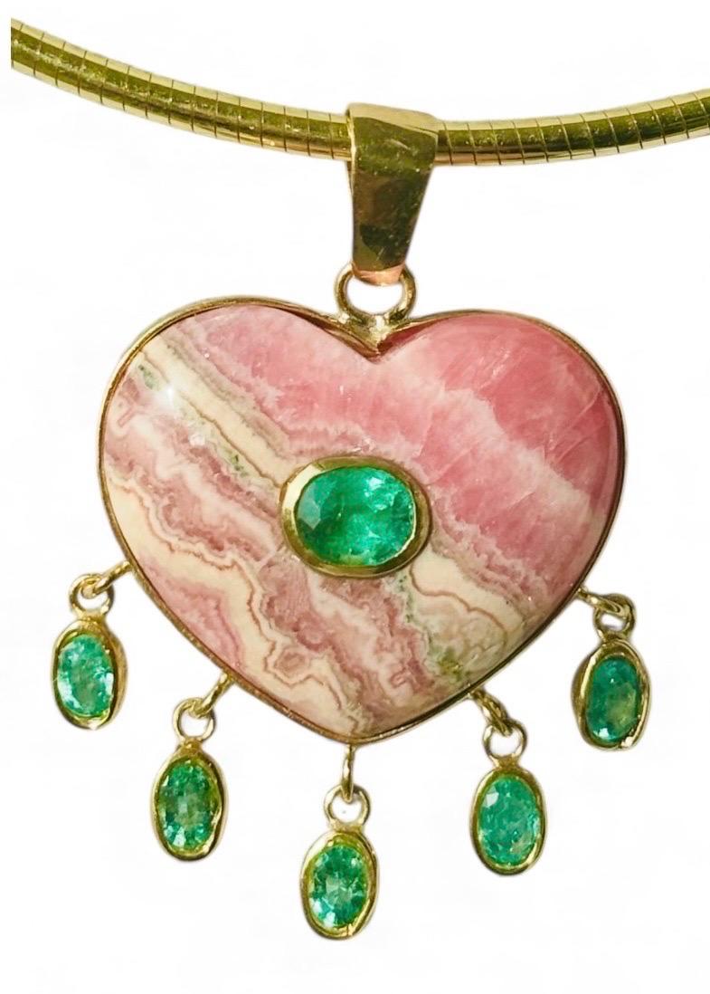 Pendentif grand coeur en rhodochrosite avec émeraude centrale et émeraudes en pampille Neuf - En vente à New York, NY
