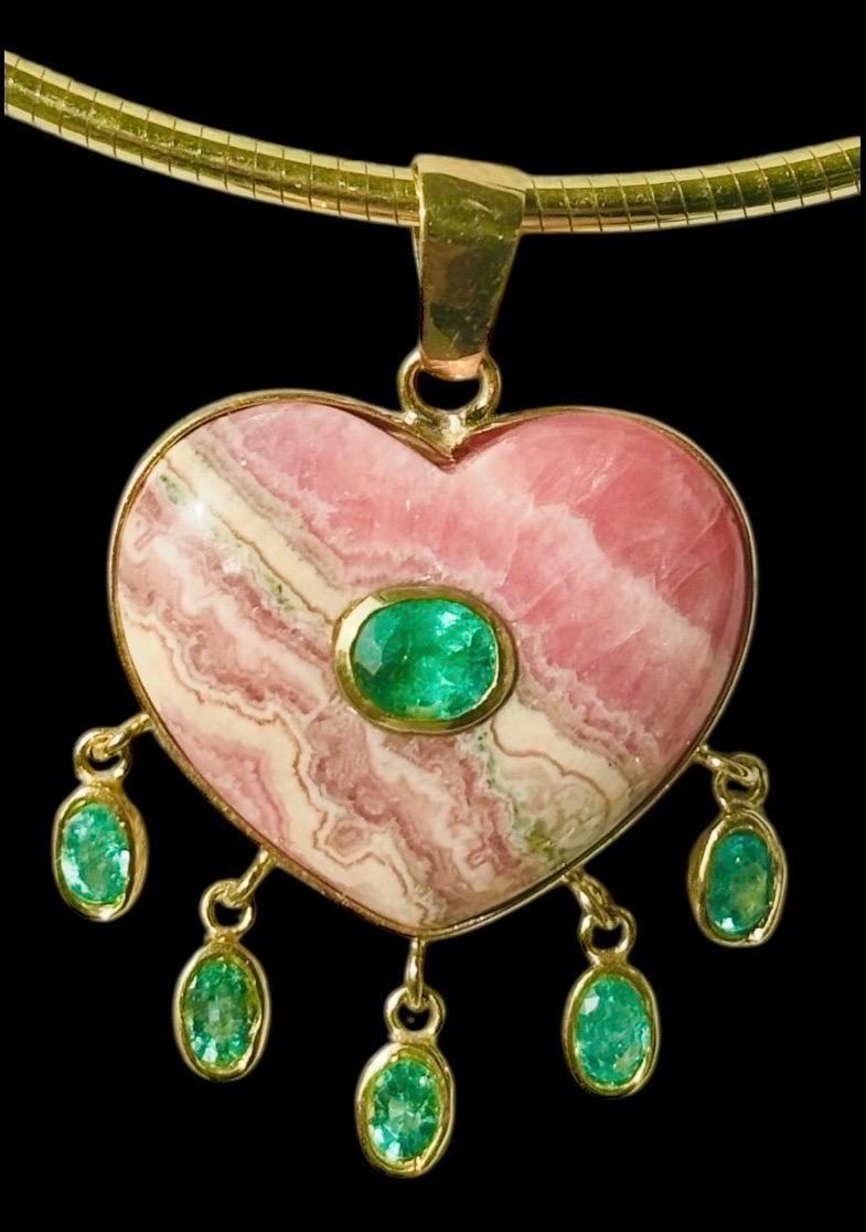 Pendentif grand coeur en rhodochrosite avec émeraude centrale et émeraudes en pampille Unisexe en vente